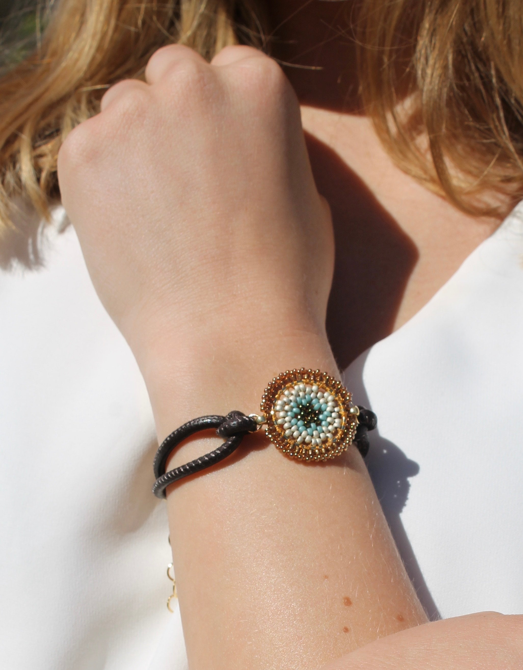 Håndlavet armbånd fra Maq Jewelry i gylden og turkis