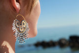 Store statement øreringe fra Maq Jewelry i grå, guld og hvid