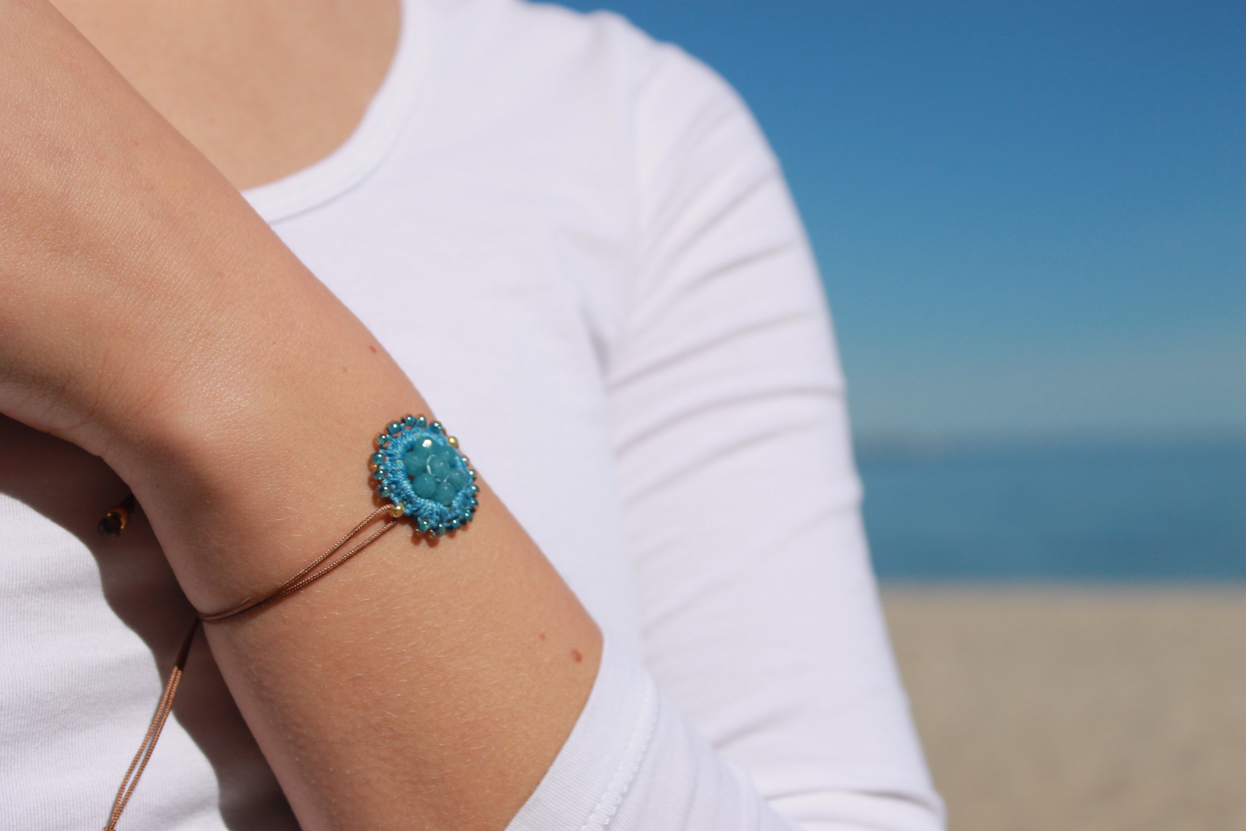 Maq Jewelry armbånd i blå med roset og justerbar snor