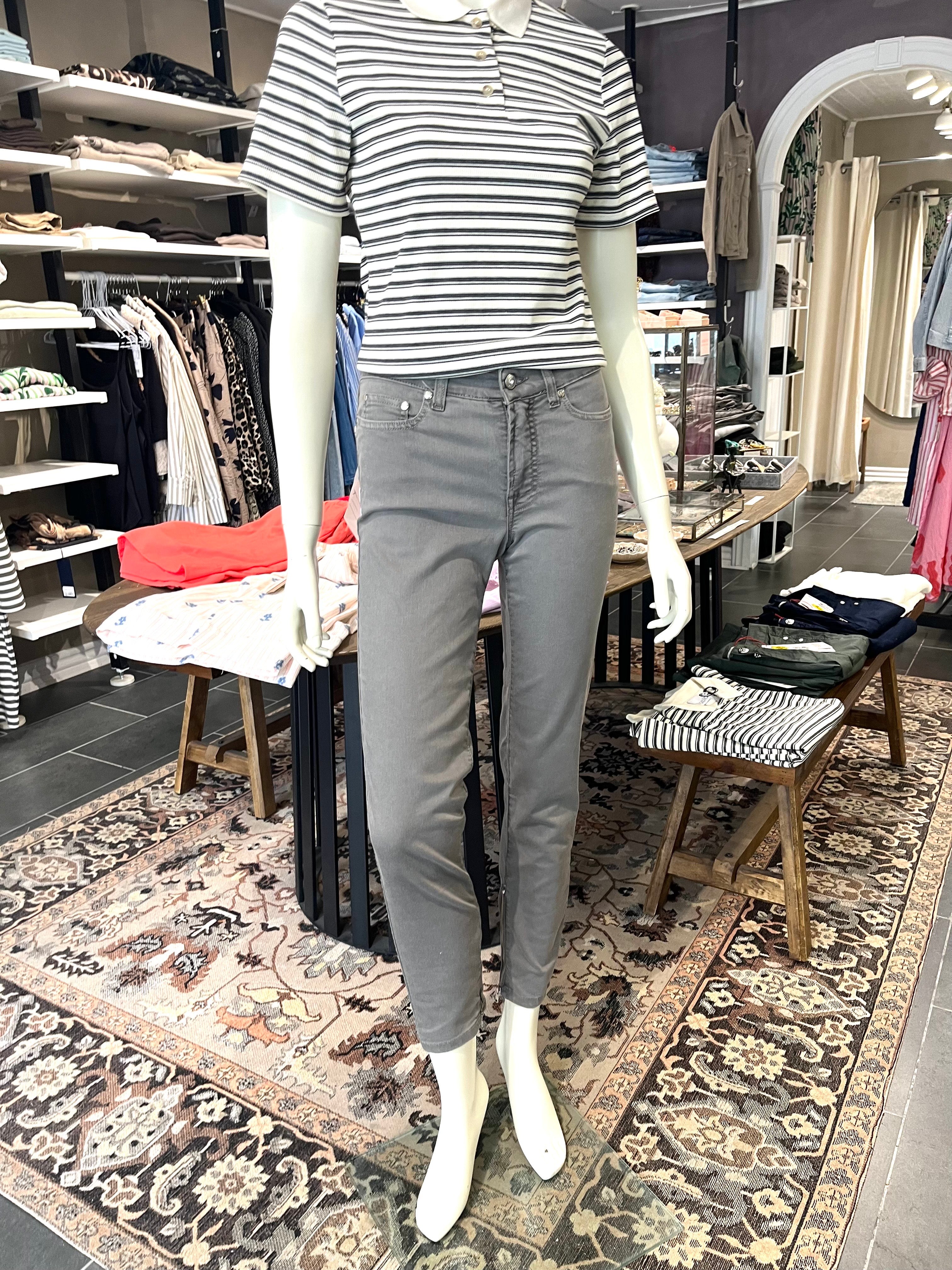 Capri buks fra Jonny Q – model P1390 Berlin i grå tech denim med lynlås