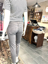 Capri buks fra Jonny Q – model P1390 Berlin i grå tech denim med lynlås