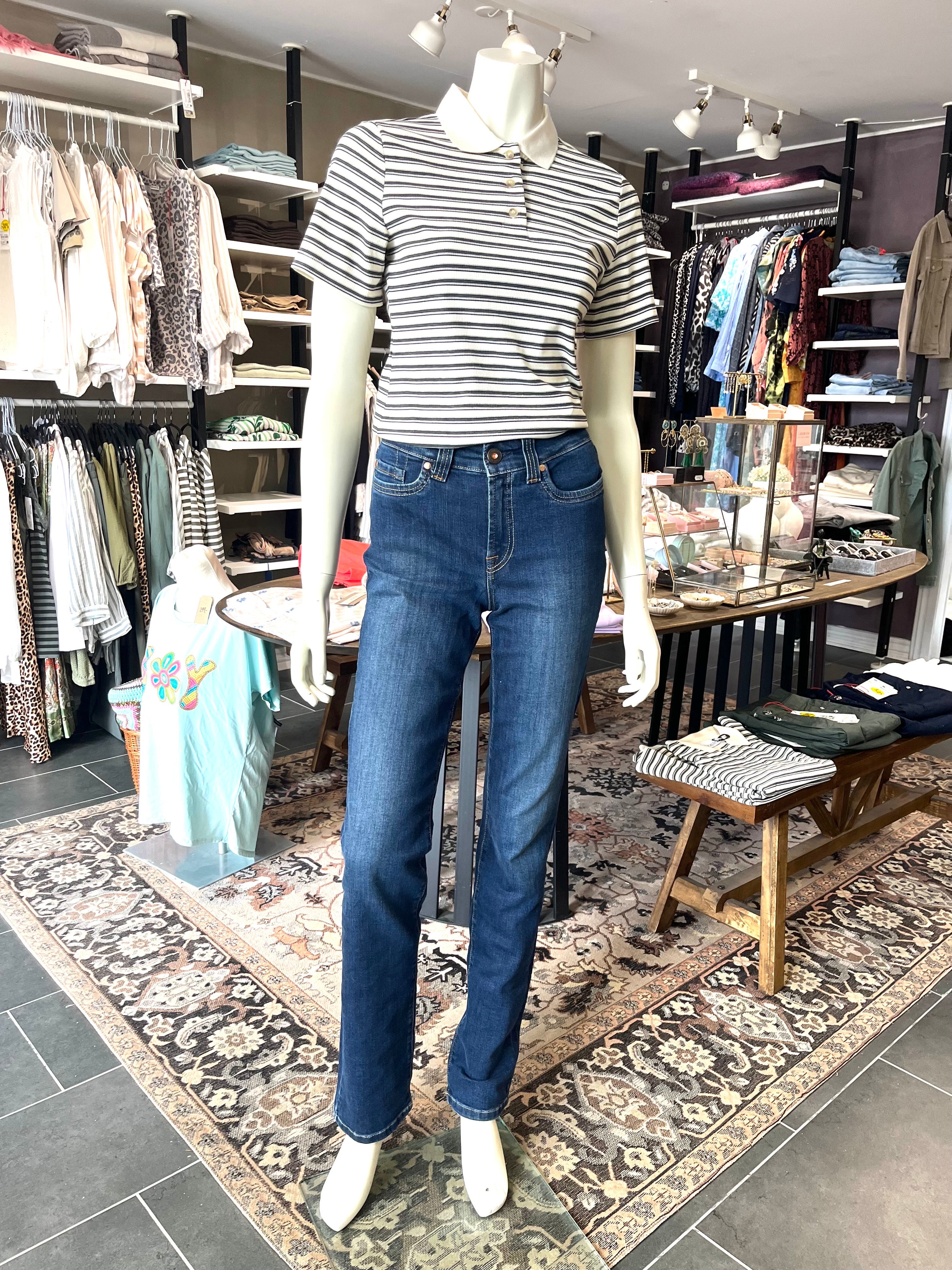 Jonny Q jeans med tydelige syninger og rå detaljer – komfortabel pasform til kvinder