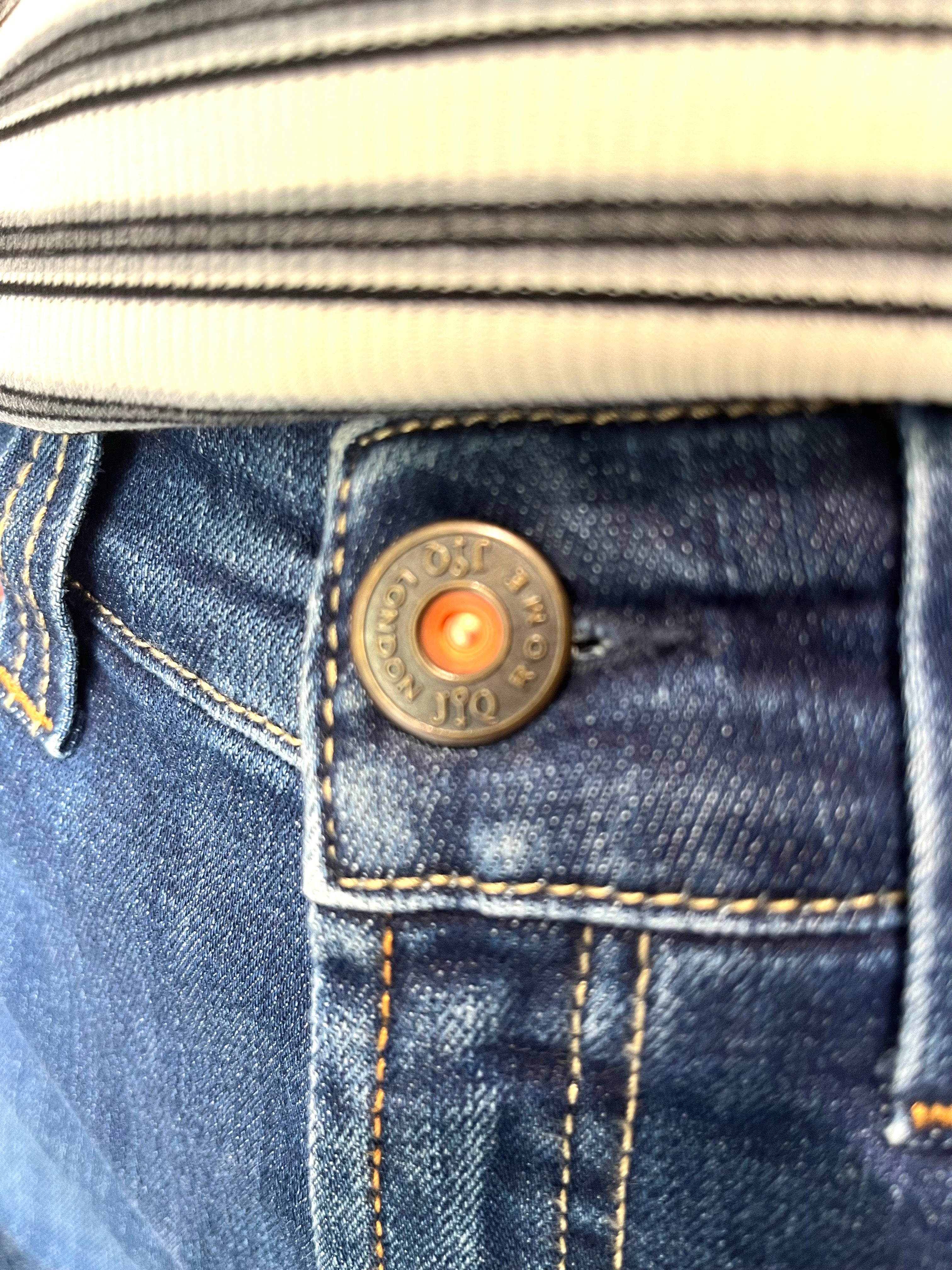 Jonny Q jeans med tydelige syninger og rå detaljer – komfortabel pasform til kvinder