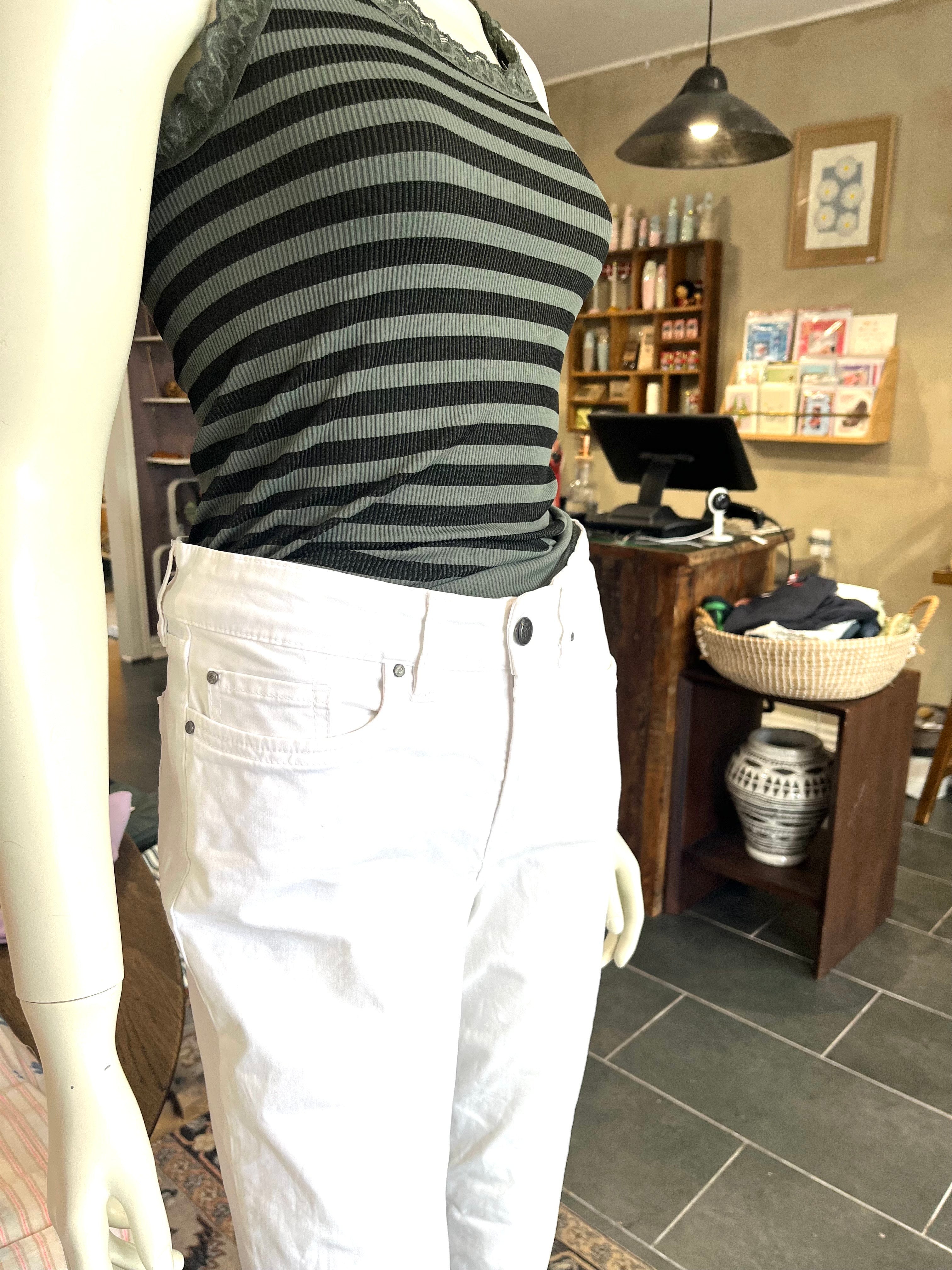 Catherine jeans fra Jonny Q – hvide X-Fit stretchjeans med smalle ben