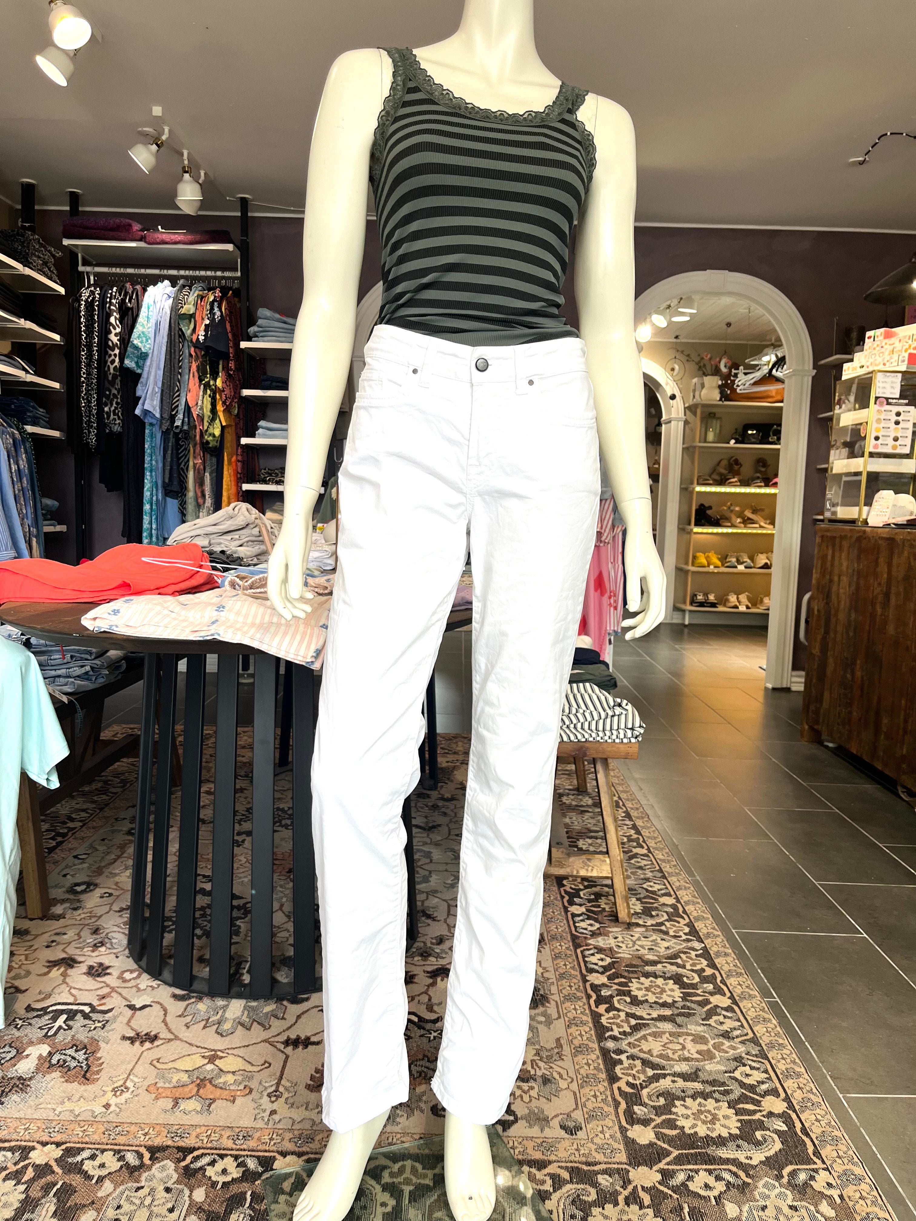 Catherine jeans fra Jonny Q – hvide X-Fit stretchjeans med smalle ben