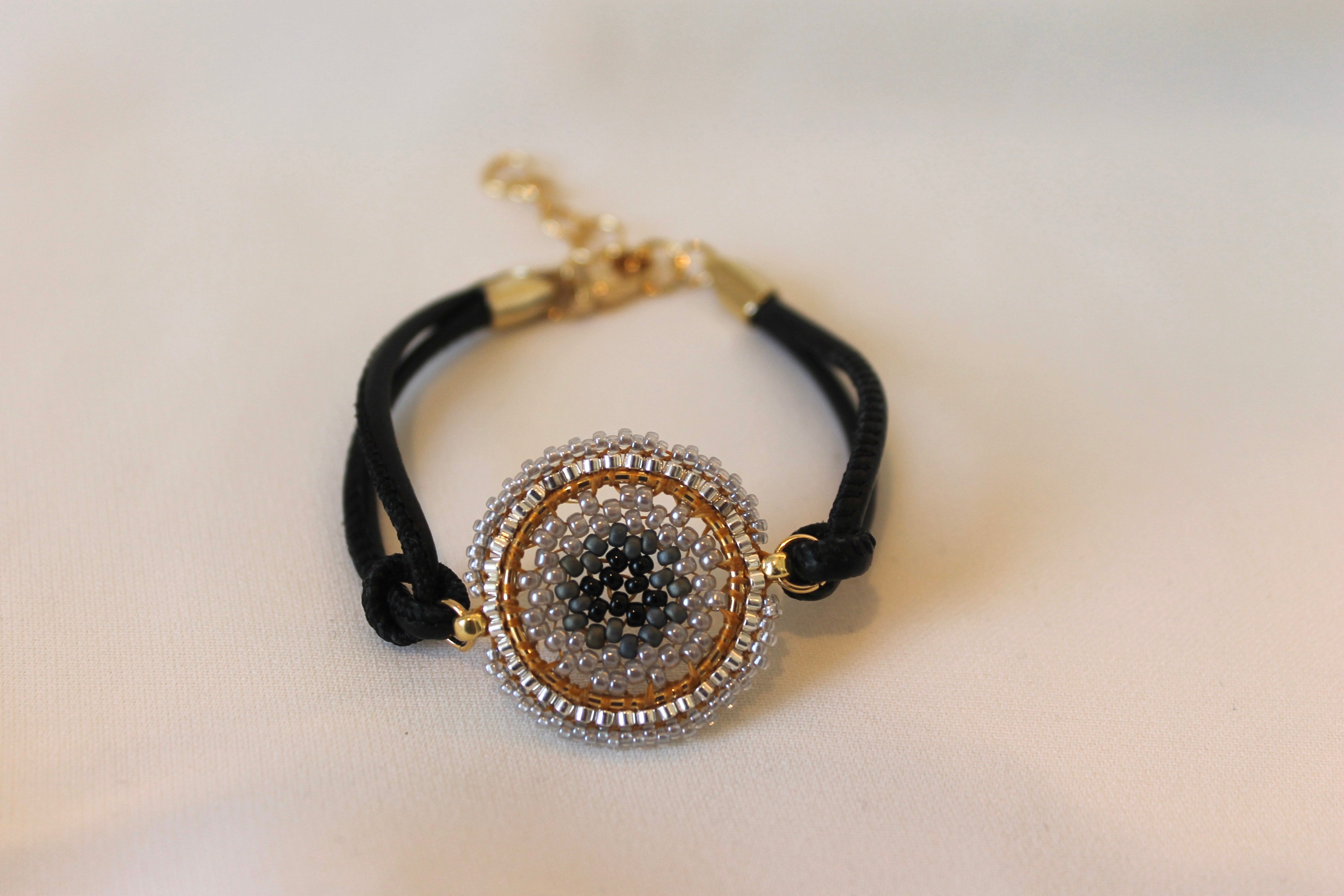 Maq Jewelry armbånd med læderrem og sort grå sølv perler
