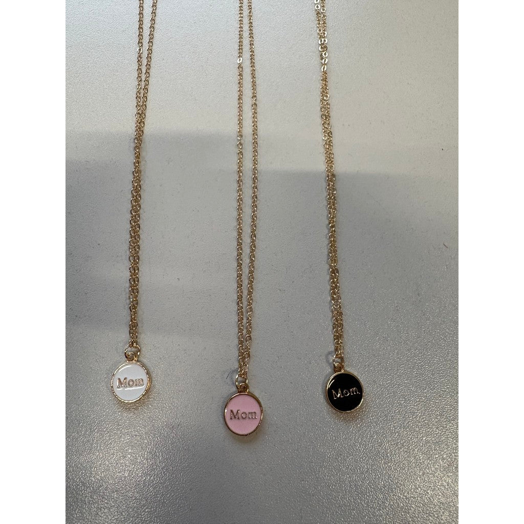 Guldkæde med MOM vedhæng og sort detalje