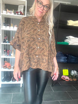 Cofur Diva Blouse S65 – brun-mønstret unika silkebluse, OneSize 34–44