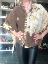 Cofur Diva Blouse S65 – brun/latte tie-dye unika silkebluse, OneSize 34–44