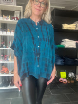 Cofur Diva Blouse S65 – petroleum tie-dye unika silkebluse, OneSize 34–44