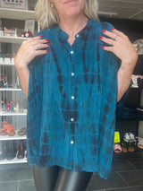 Cofur Diva Blouse S65 – petroleum tie-dye unika silkebluse, OneSize 34–44