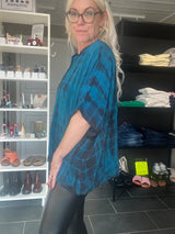 Cofur Diva Blouse S65 – petroleum tie-dye unika silkebluse, OneSize 34–44
