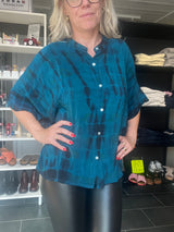 Cofur Diva Blouse S65 – petroleum tie-dye unika silkebluse, OneSize 34–44
