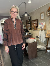V-hals, elastiske ærmer og plisseret front – Cofur City S156 brun/sort/nude
