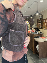 Lag-på-lag vest i brun, blå og bordeaux nuancer – Cofur Teddy Vest