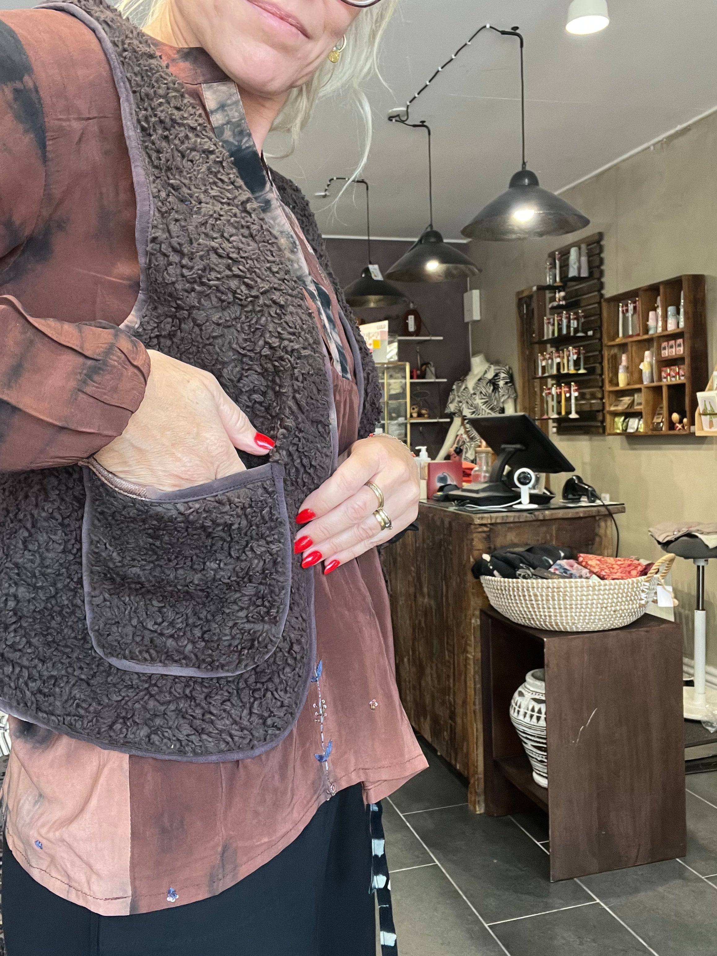 Detalje: blød teddy-yderdel og farverigt vintage silkefór – Cofur T117C