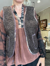 Lag-på-lag vest i brun, blå og bordeaux nuancer – Cofur Teddy Vest