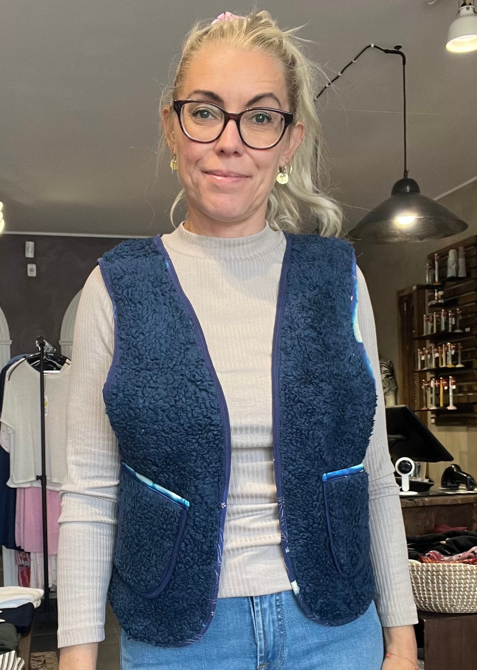 Lag-på-lag vest i brun, blå og bordeaux nuancer – Cofur Teddy Vest