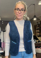 Lag-på-lag vest i brun, blå og bordeaux nuancer – Cofur Teddy Vest