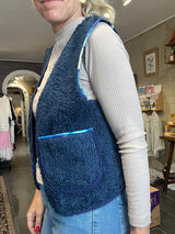 Lag-på-lag vest i brun, blå og bordeaux nuancer – Cofur Teddy Vest