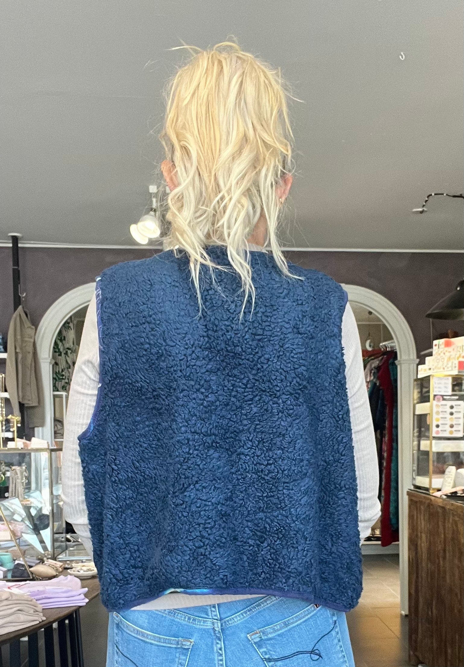 Lag-på-lag vest i brun, blå og bordeaux nuancer – Cofur Teddy Vest