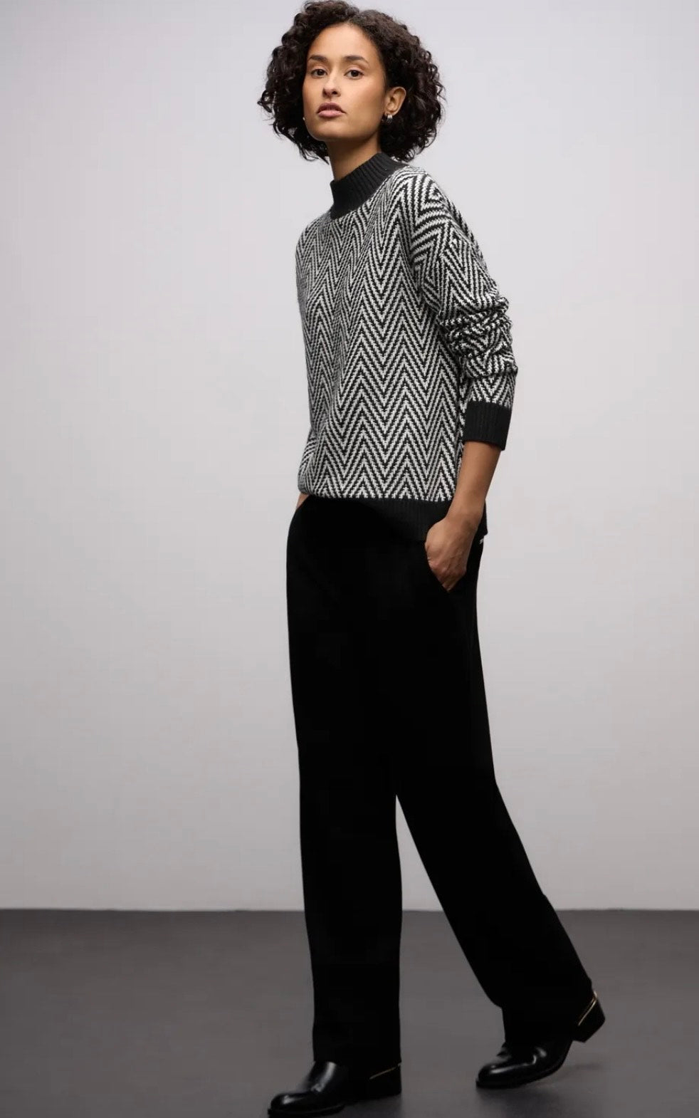 Street One Jacquard Turtleneck Pullover 303620 i black – strik med mønster