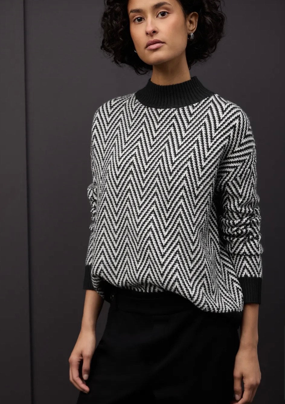Street One Jacquard Turtleneck Pullover 303620 i black – strik med mønster
