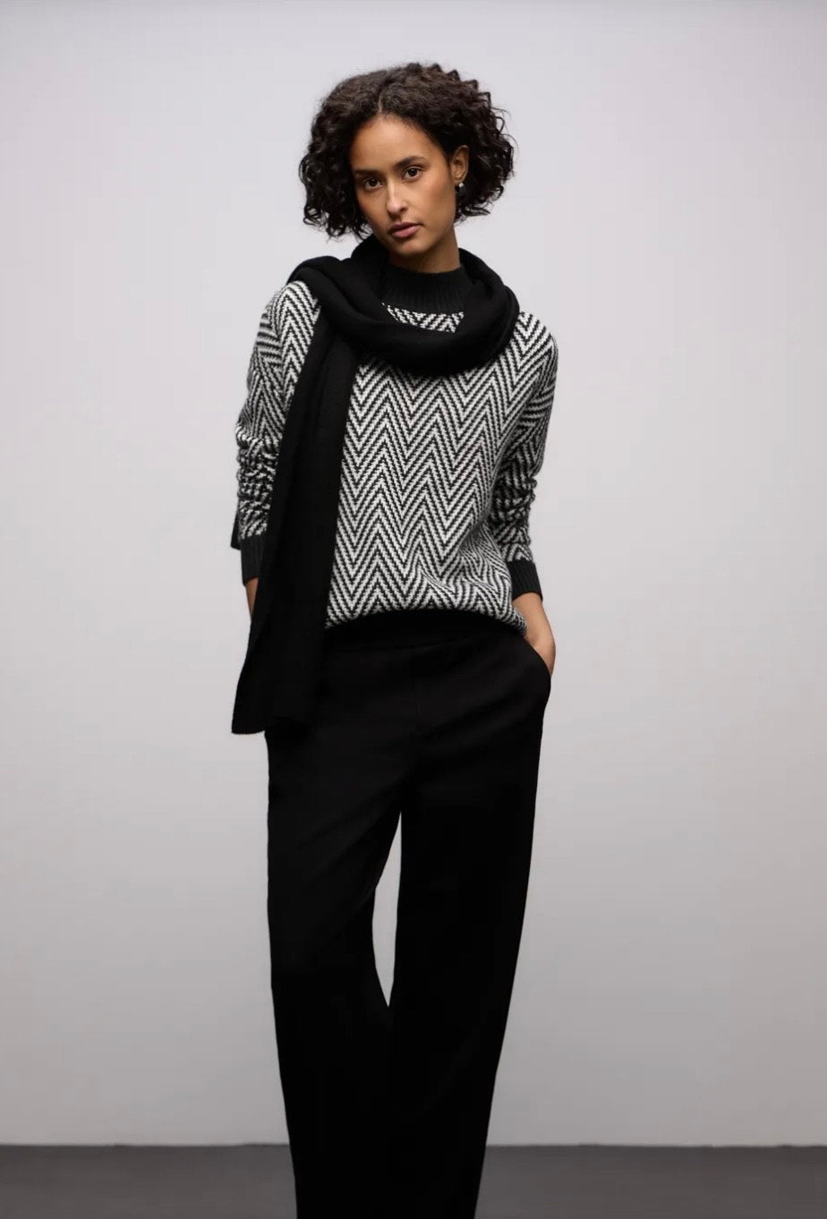 Street One Jacquard Turtleneck Pullover 303620 i black – strik med mønster