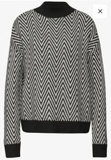 Street One Jacquard Turtleneck Pullover 303620 i black – strik med mønster
