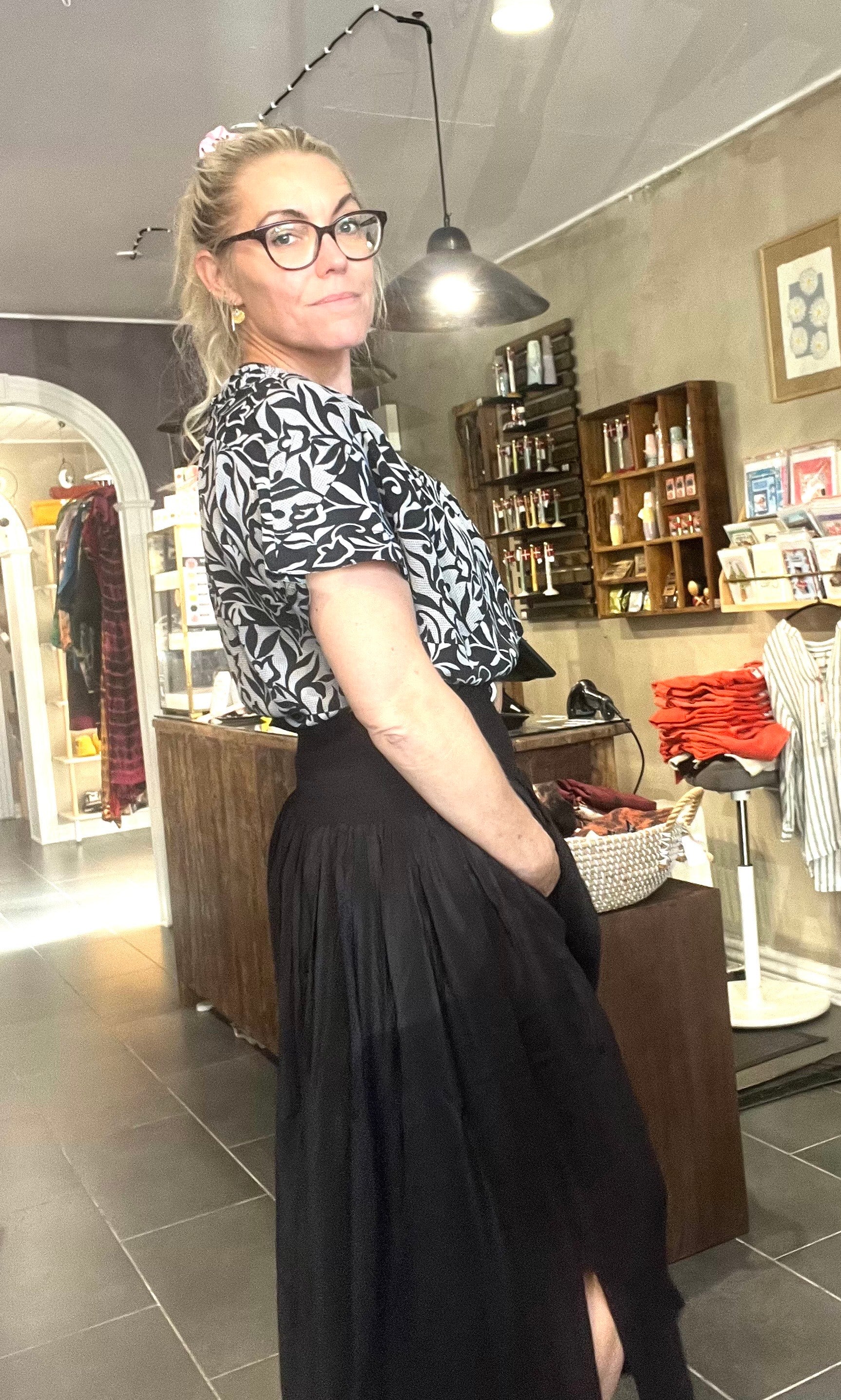 Cofur Vienna Smock Skirt S303 – sort unika silkeskørt (OneSize 34–38)