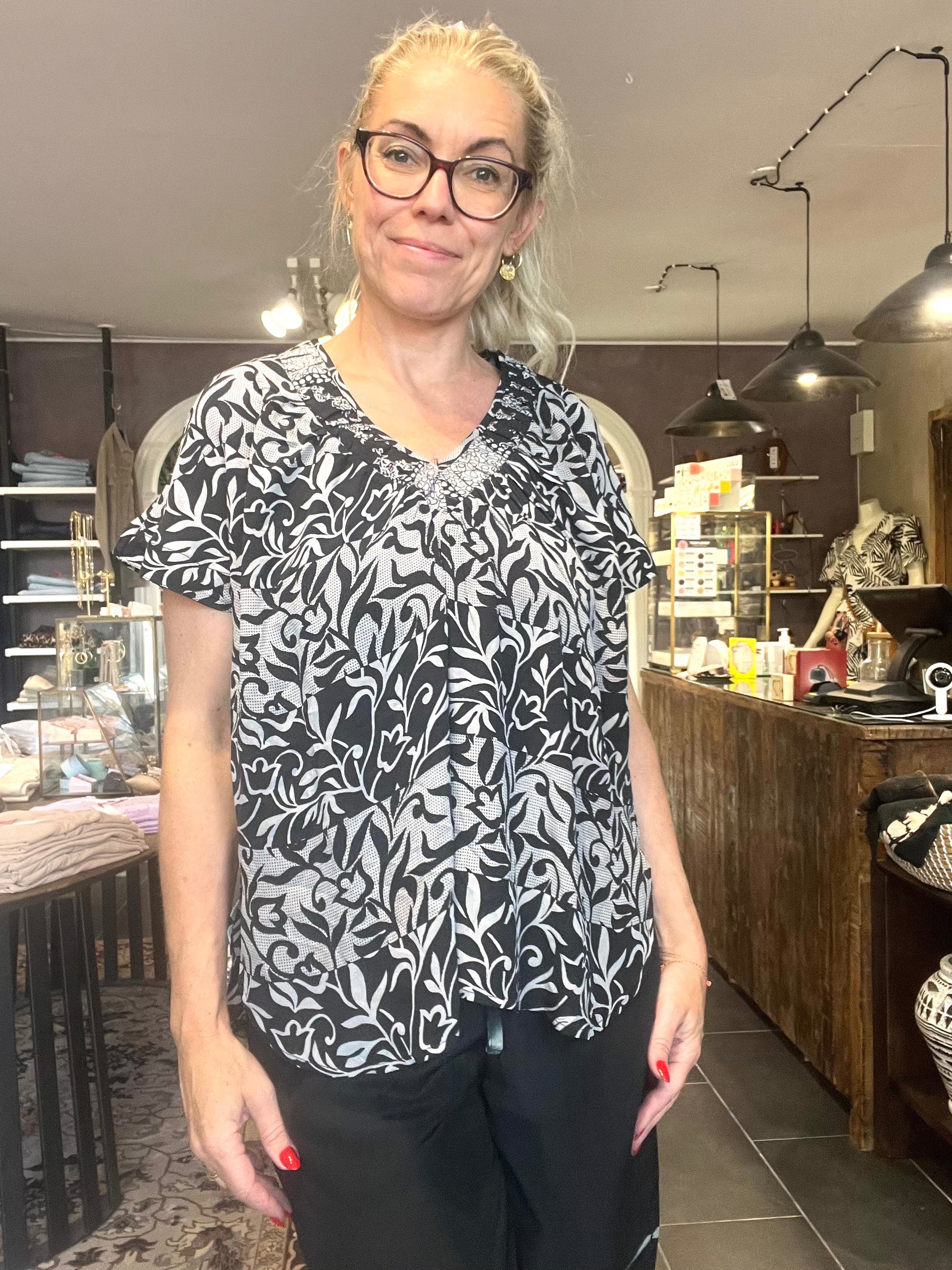 Cofur IVY Blouse S255 – sort/grå mønstret OneSize silkebluse i vintage sari-silke