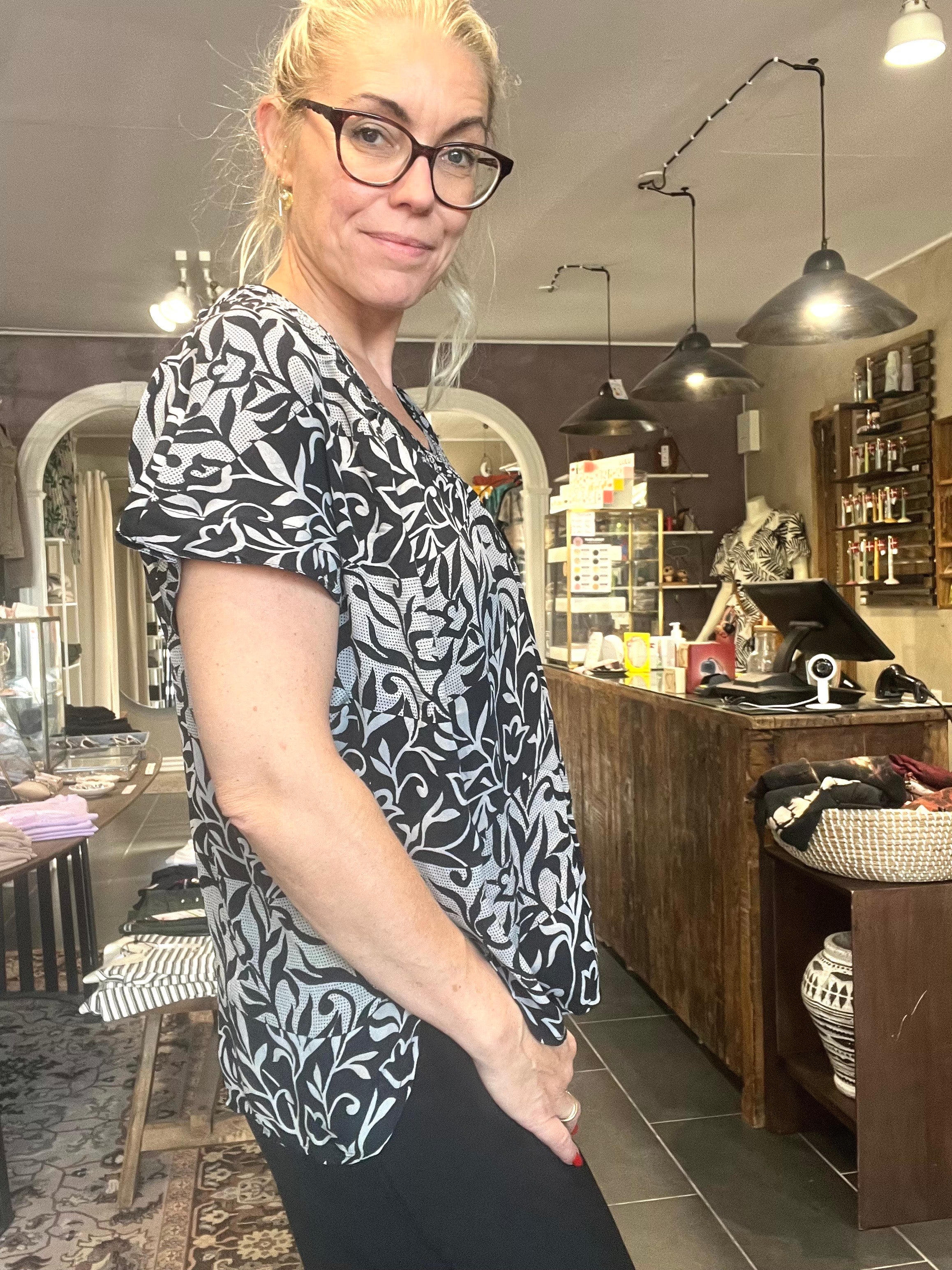 Cofur IVY Blouse S255 – sort/grå mønstret OneSize silkebluse i vintage sari-silke