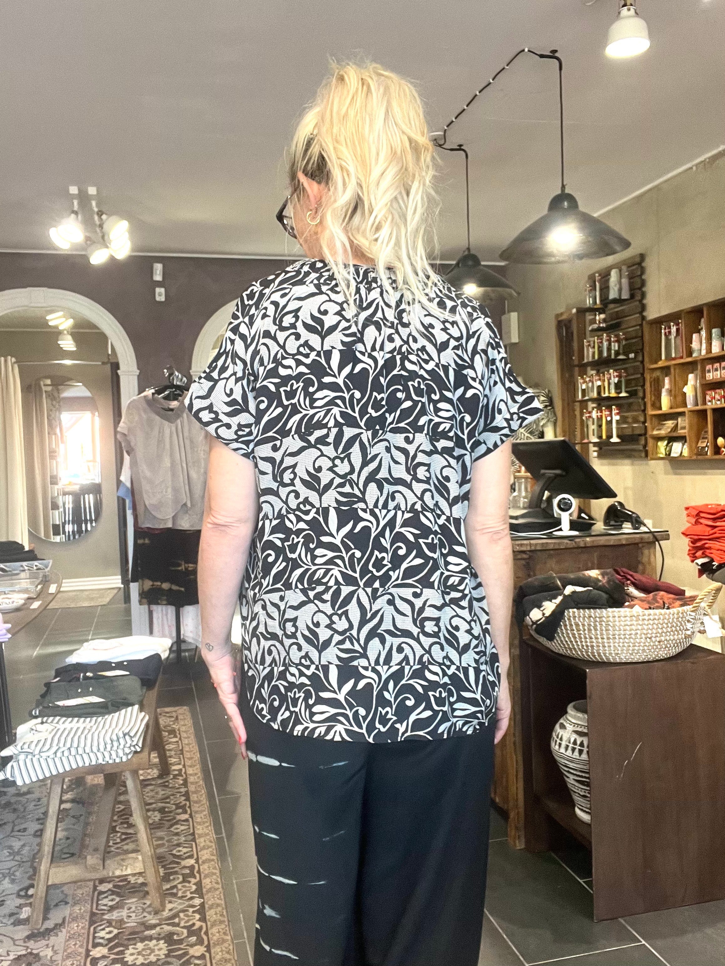 Cofur IVY Blouse S255 – sort/grå mønstret OneSize silkebluse i vintage sari-silke