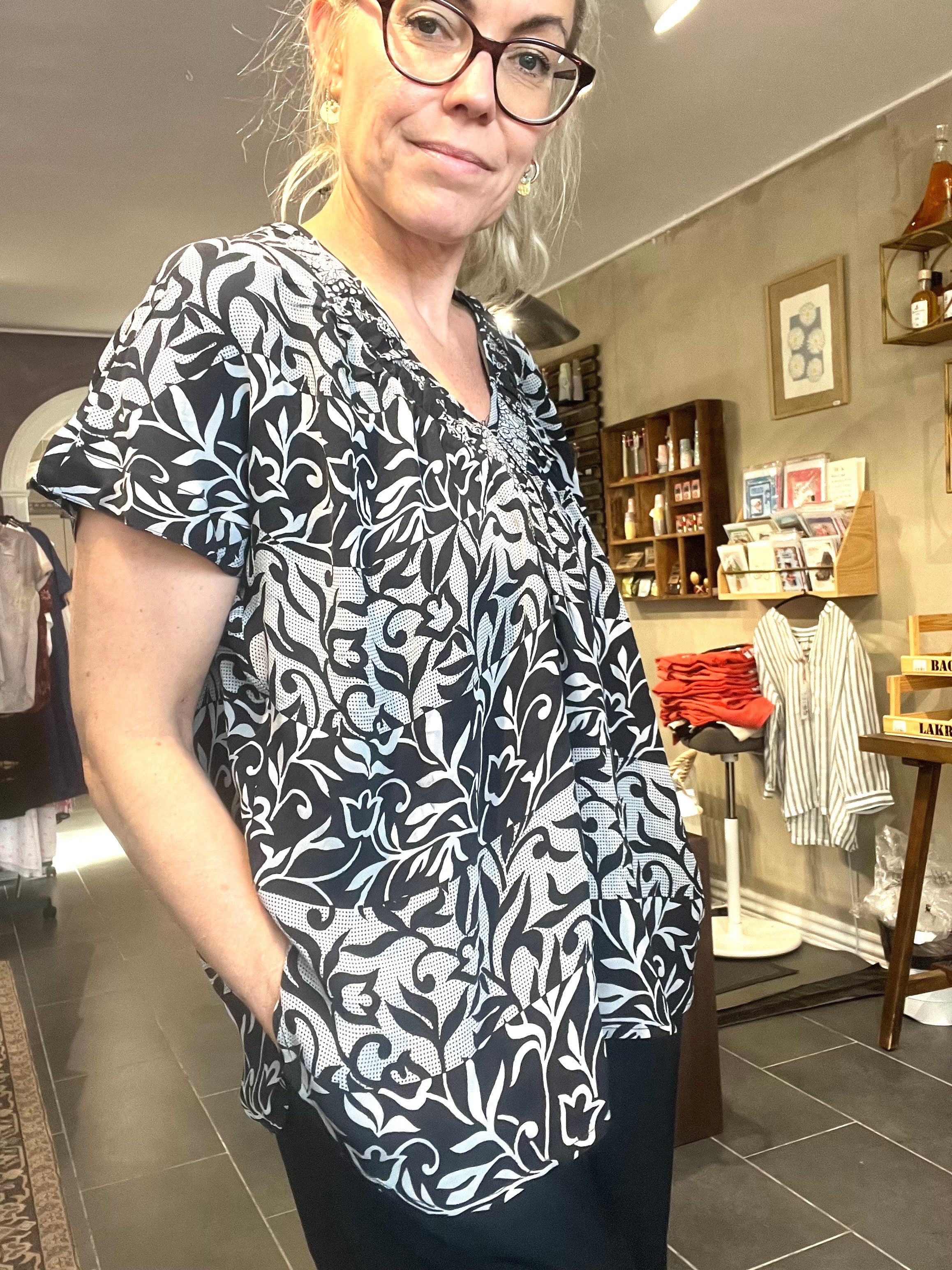 Cofur IVY Blouse S255 – sort/grå mønstret OneSize silkebluse i vintage sari-silke