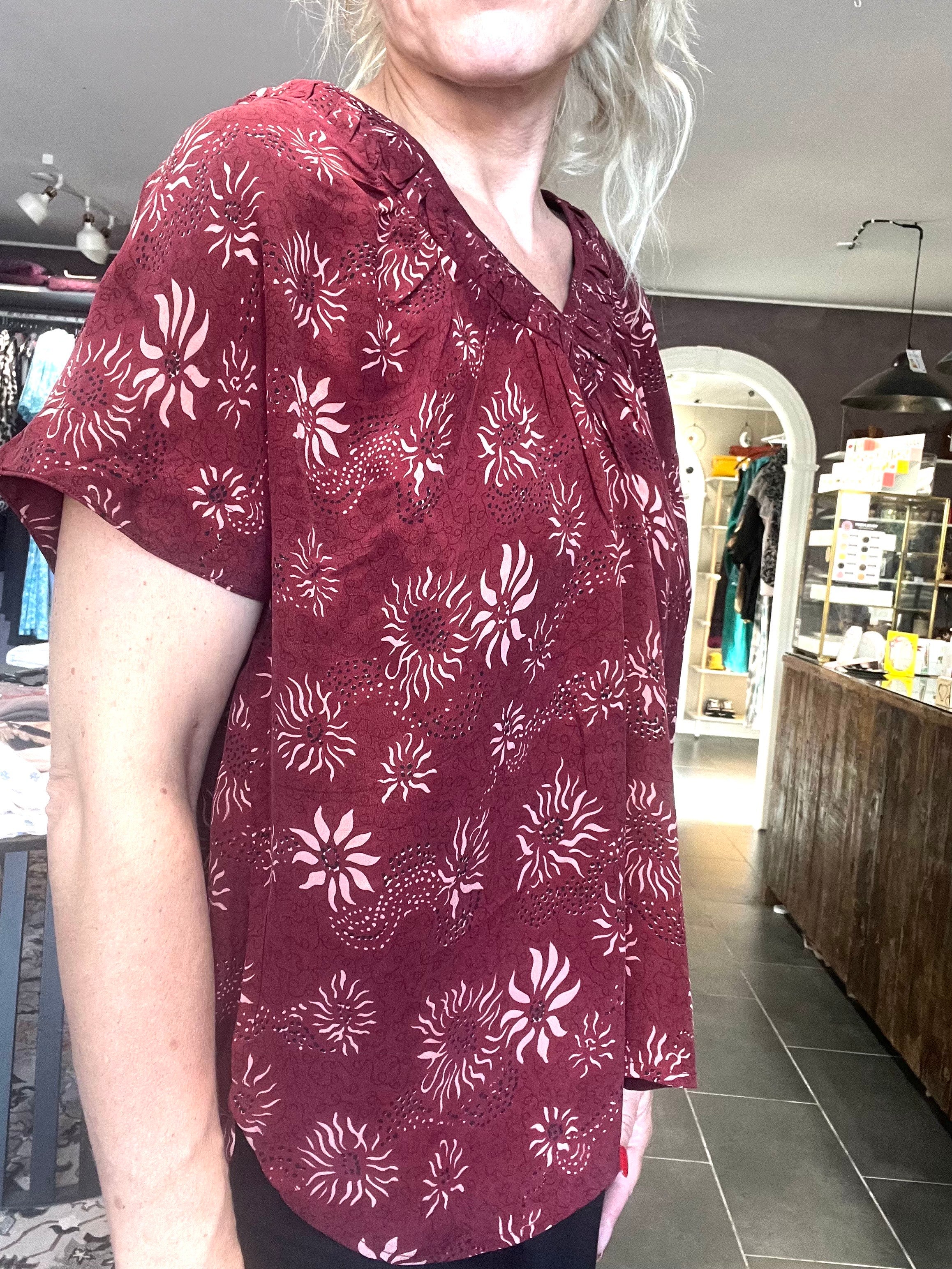 Detalje af let, luftigt fald – Cofur IVY S255 i bordeaux