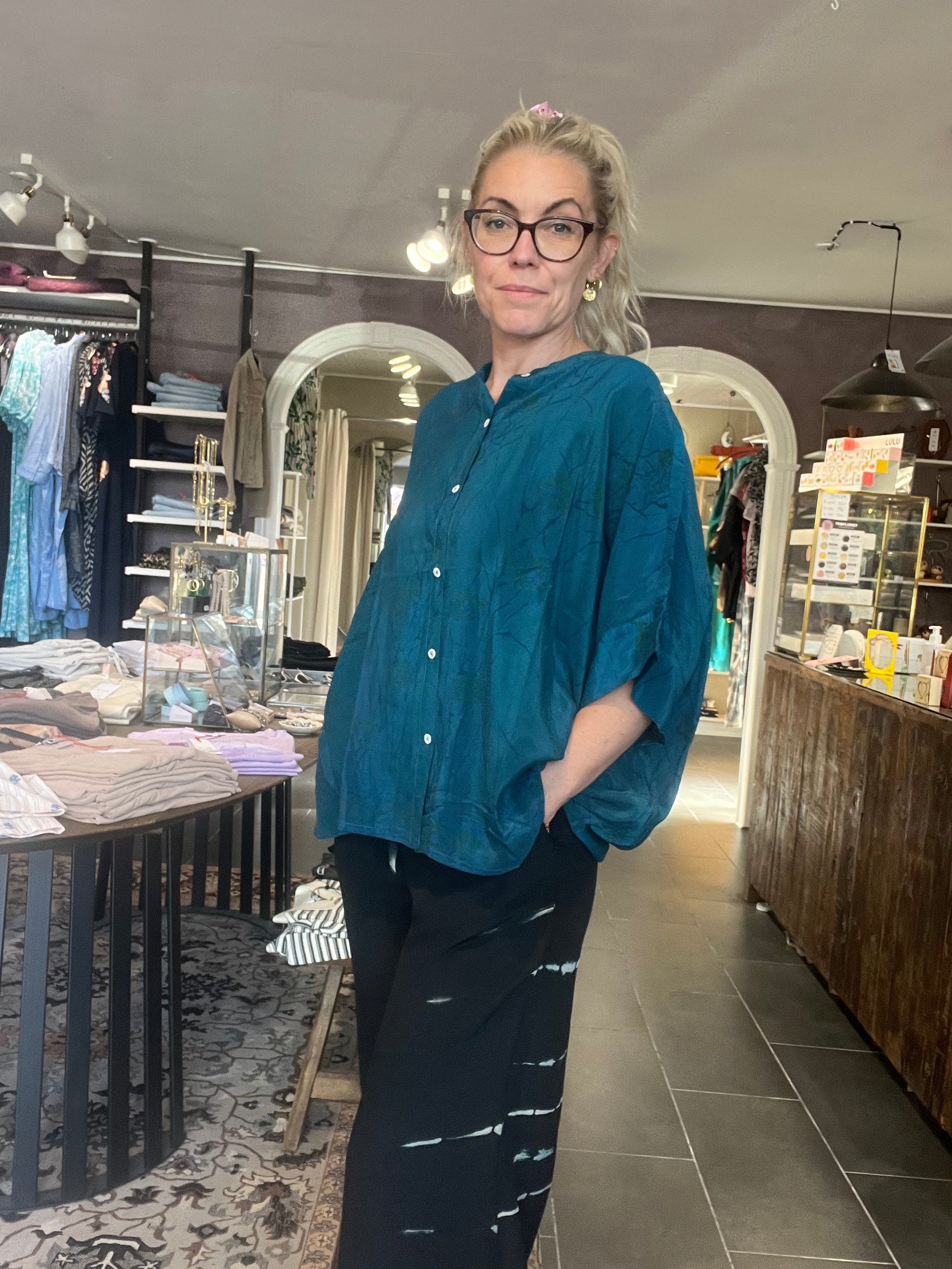 Cofur Diva Blouse S65 – petroleum unika silkebluse, OneSize 34–44