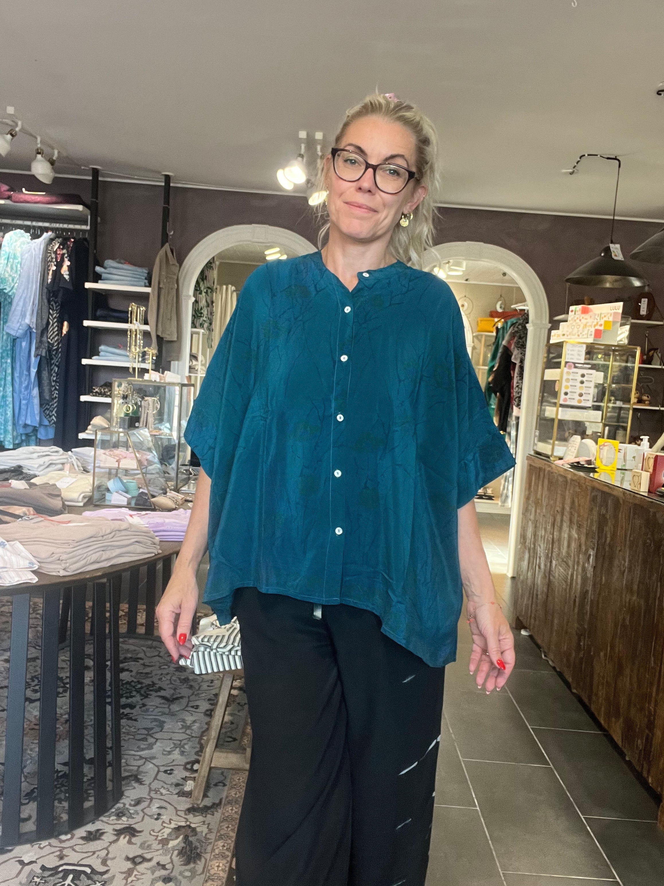 Cofur Diva Blouse S65 – petroleum unika silkebluse, OneSize 34–44