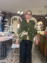 Cofur Diva Blouse S65 – grøn tie-dye unika silkebluse, OneSize 34–44