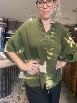Cofur Diva Blouse S65 – grøn tie-dye unika silkebluse, OneSize 34–44