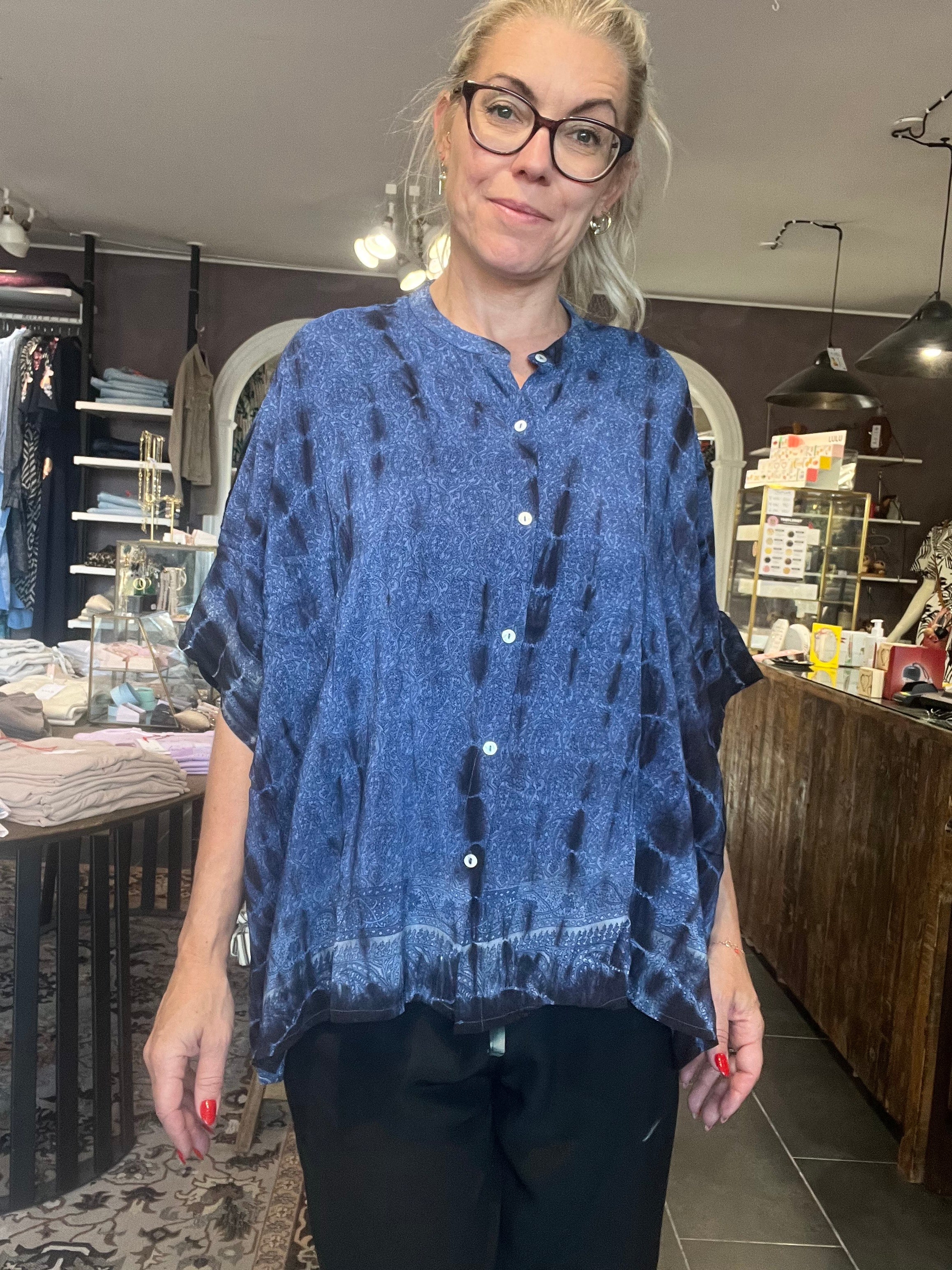 Cofur Diva Blouse S65 – blå tie-dye unika silkebluse, OneSize 34–44