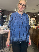 Cofur Diva Blouse S65 – blå tie-dye unika silkebluse, OneSize 34–44