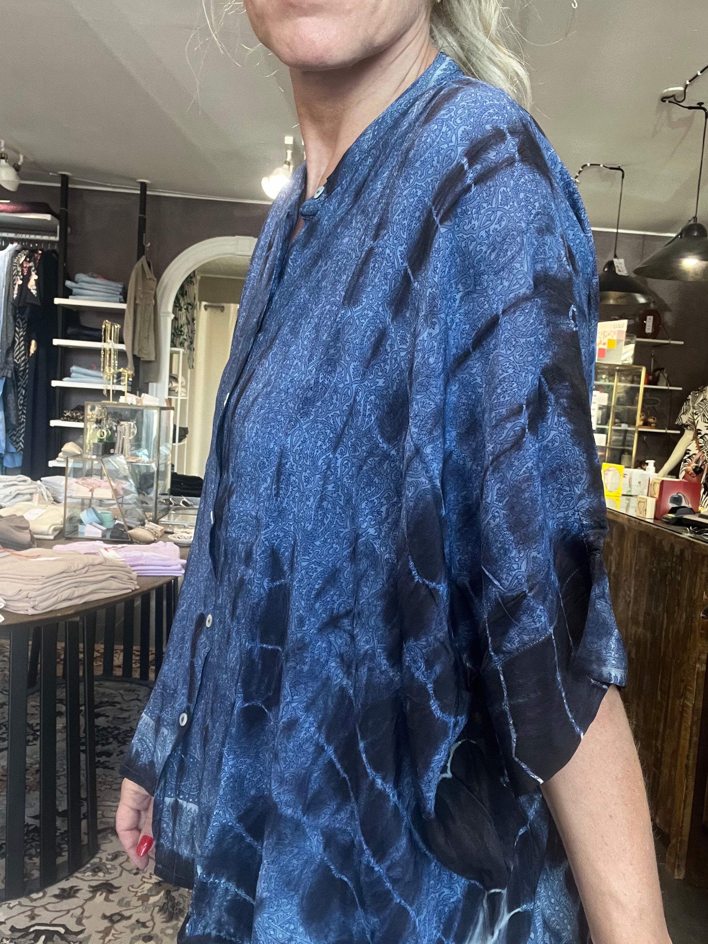 Vintage sari-silke med tie-dye og patina – Cofur Diva Blouse S65, unika