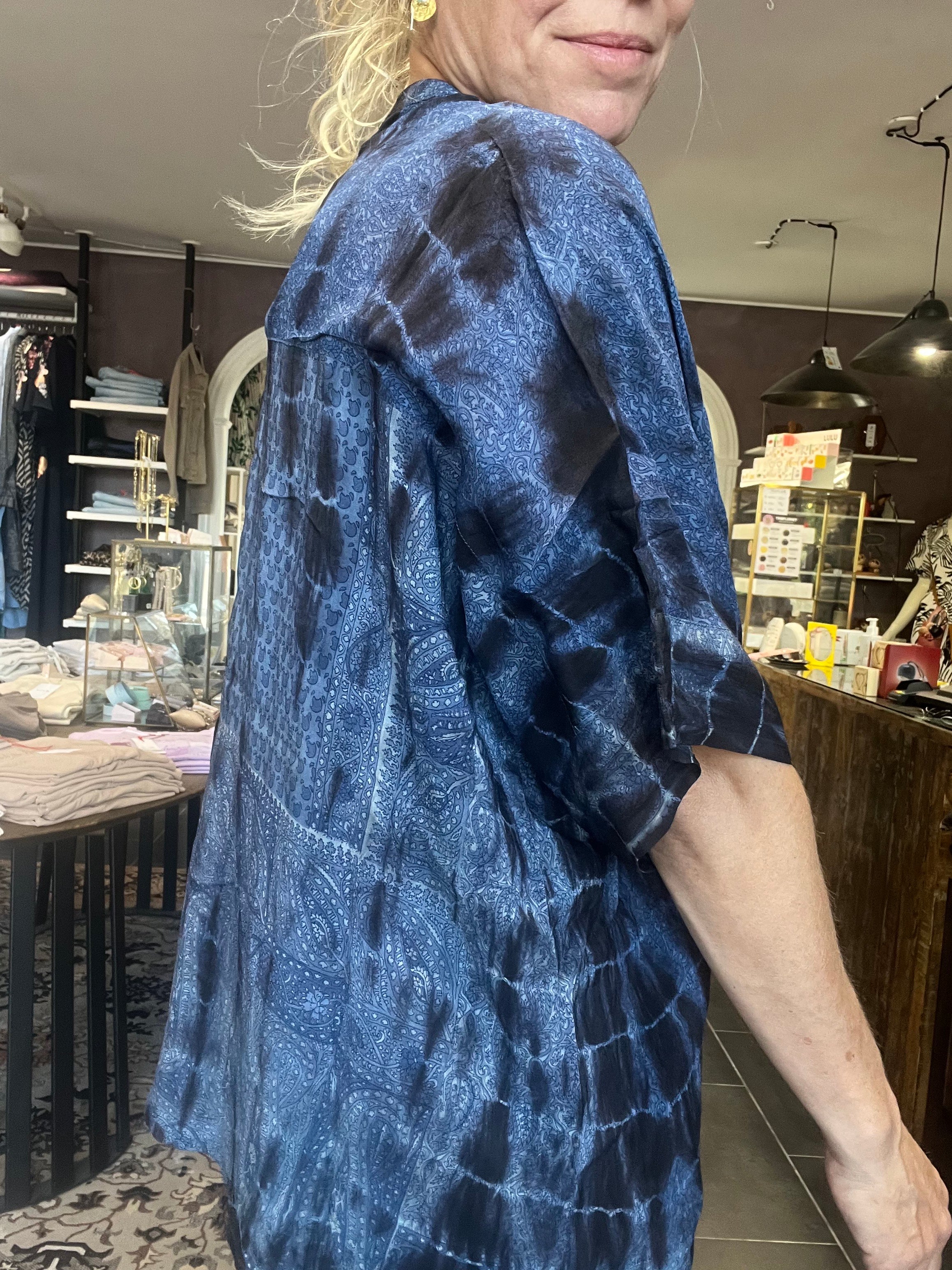 Vintage sari-silke med tie-dye og patina – Cofur Diva Blouse S65, unika