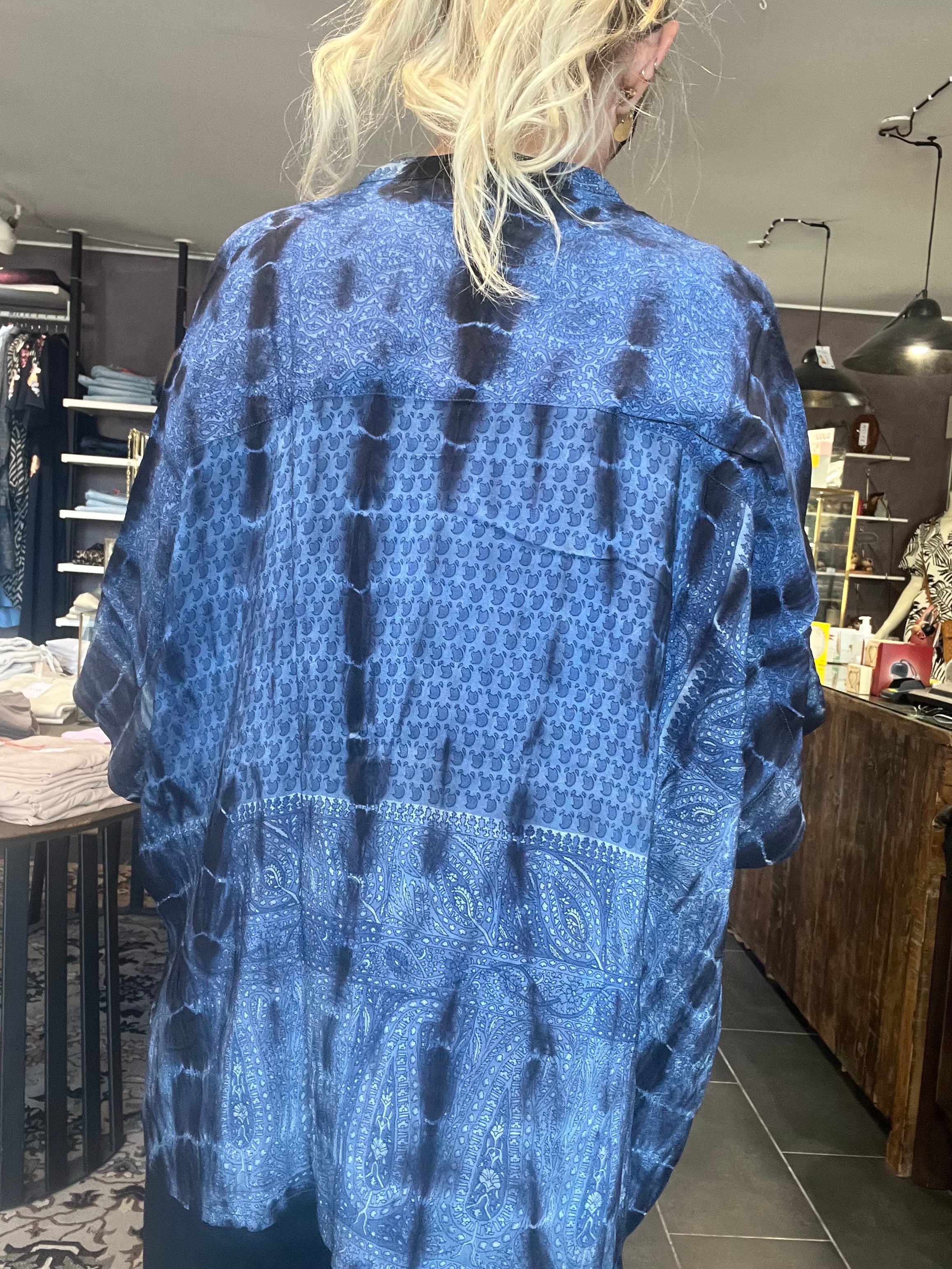 Cofur Diva Blouse S65 – blå tie-dye unika silkebluse, OneSize 34–44