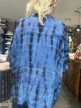 Cofur Diva Blouse S65 – blå tie-dye unika silkebluse, OneSize 34–44