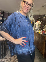 Cofur Diva Blouse S65 – blå tie-dye unika silkebluse, OneSize 34–44