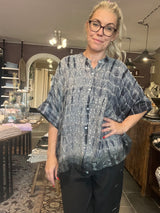 Cofur Diva Blouse S65 – blå/gråmønstret unika silkebluse, OneSize 34–44