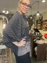 Unik sari-silke kimono fra Cofur – dækker overarmen, kan bruges åben eller lukket