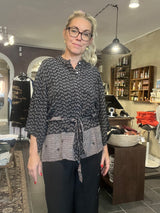 Unik sari-silke kimono fra Cofur – dækker overarmen, kan bruges åben eller lukket