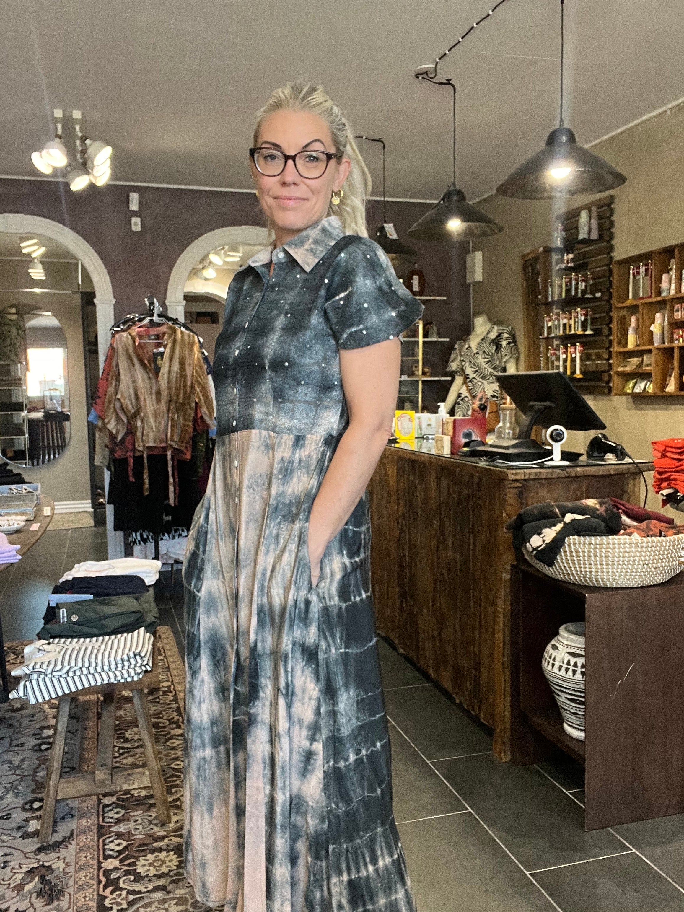 Cofur Manhatten Dress S118 – nude/grå lang silkekjole med sten (S/M)